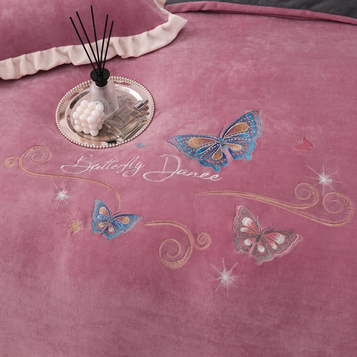 91家纺网 家纺一手货源 找家纺 芃成 2022新款加厚保暖牛奶绒绣花四件套 蝶舞  豆沙