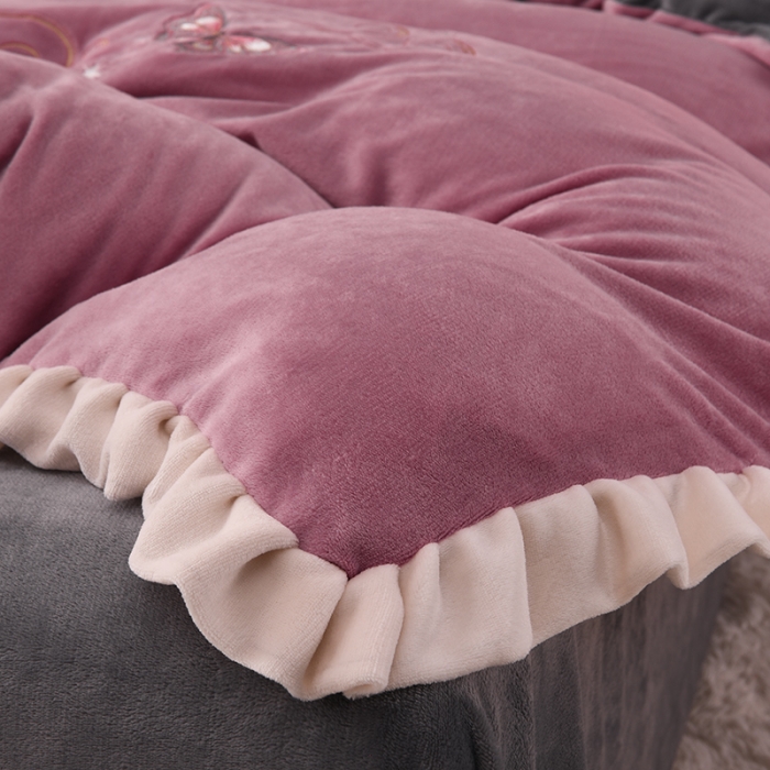 91家纺网 家纺一手货源 找家纺 芃成 2022新款加厚保暖牛奶绒绣花四件套 蝶舞  豆沙