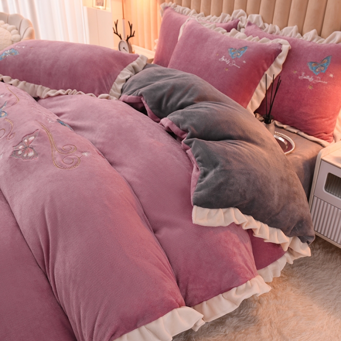 91家纺网 家纺一手货源 找家纺 芃成 2022新款加厚保暖牛奶绒绣花四件套 蝶舞  豆沙