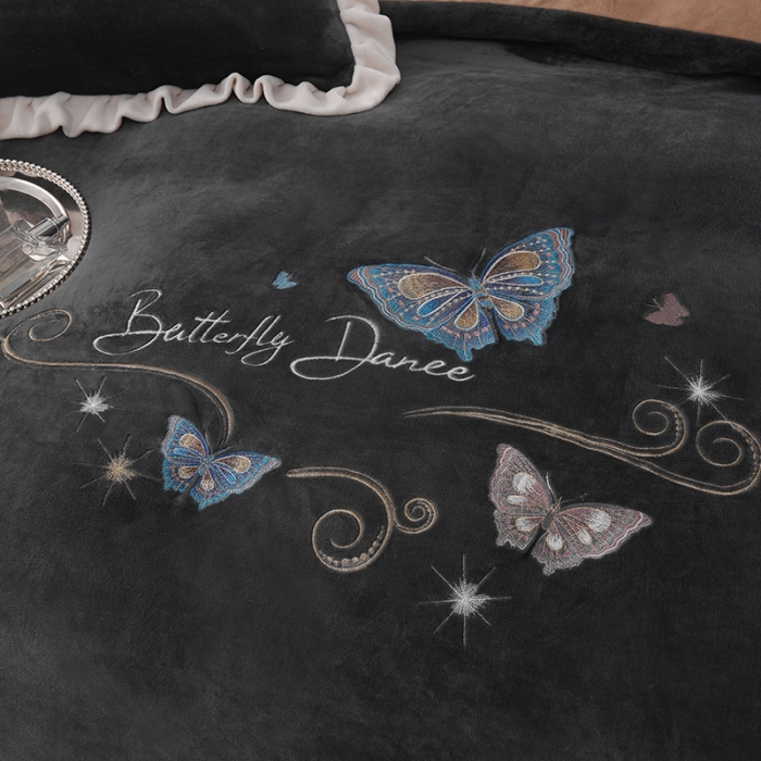 91家纺网 家纺一手货源 找家纺 芃成 2022新款加厚保暖牛奶绒绣花四件套 蝶舞  高级灰