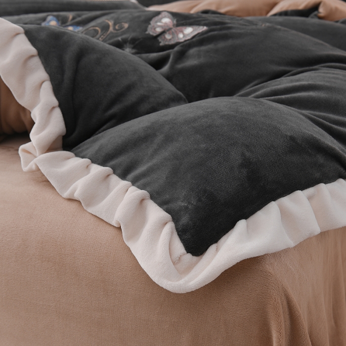 91家纺网 家纺一手货源 找家纺 芃成 2022新款加厚保暖牛奶绒绣花四件套 蝶舞  高级灰