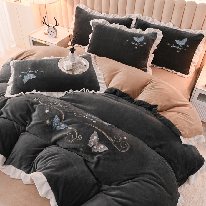 91家纺网 家纺一手货源 找家纺 芃成 2022新款加厚保暖牛奶绒绣花四件套 蝶舞  高级灰