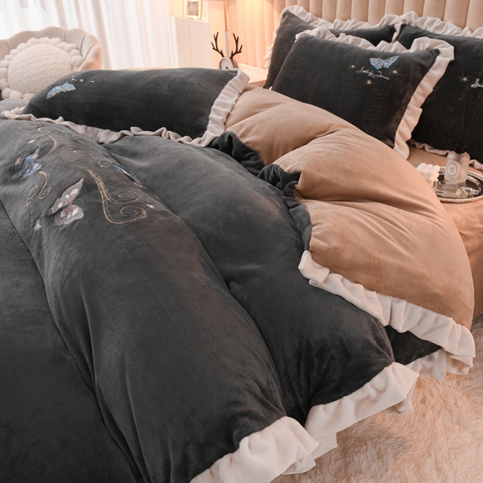 91家纺网 家纺一手货源 找家纺 芃成 2022新款加厚保暖牛奶绒绣花四件套 蝶舞  高级灰