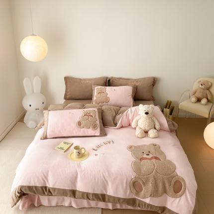 91家纺网 家纺一手货源 找家纺 （总）橘滋 2022新款高端系列牛奶绒贴布绣四件套-爱心熊