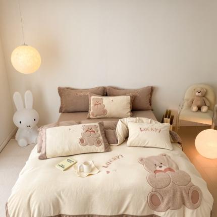 91家纺网 家纺一手货源 找家纺 （总）橘滋 2022新款高端系列牛奶绒贴布绣四件套-爱心熊