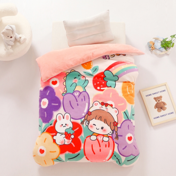 91家纺网 家纺一手货源 找家纺 鱼宝 2022新款大版牛奶绒婴童套件 花丛宝贝