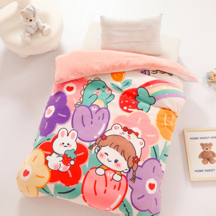 91家纺网 家纺一手货源 找家纺 鱼宝 2022新款大版牛奶绒婴童套件 花丛宝贝