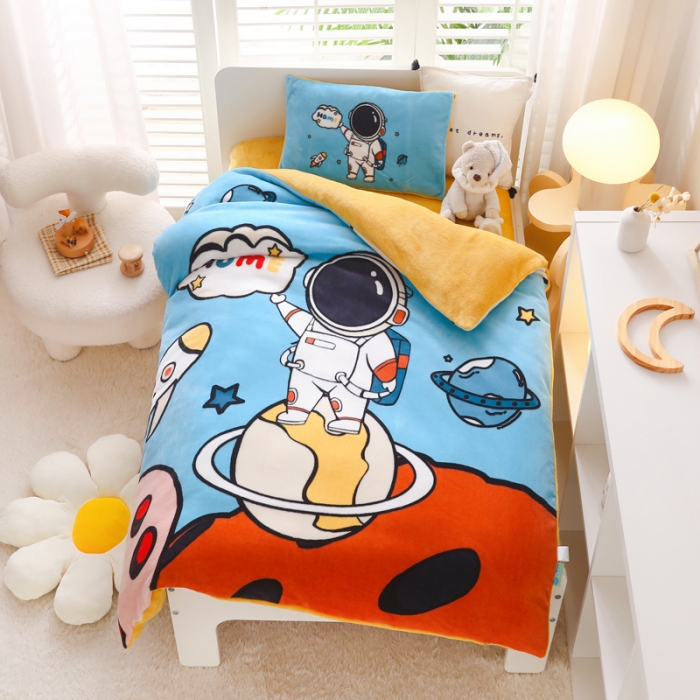 91家纺网 家纺一手货源 找家纺 鱼宝 2022新款大版牛奶绒婴童套件 快乐星球蓝