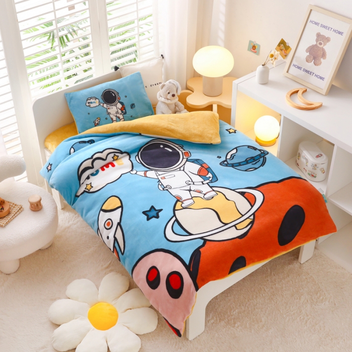 91家纺网 家纺一手货源 找家纺 鱼宝 2022新款大版牛奶绒婴童套件 快乐星球蓝