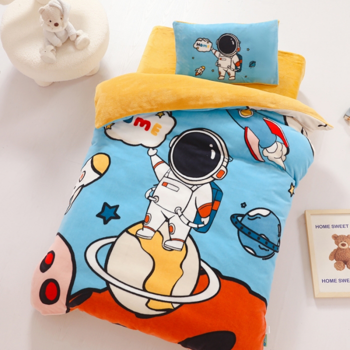 91家纺网 家纺一手货源 找家纺 鱼宝 2022新款大版牛奶绒婴童套件 快乐星球蓝