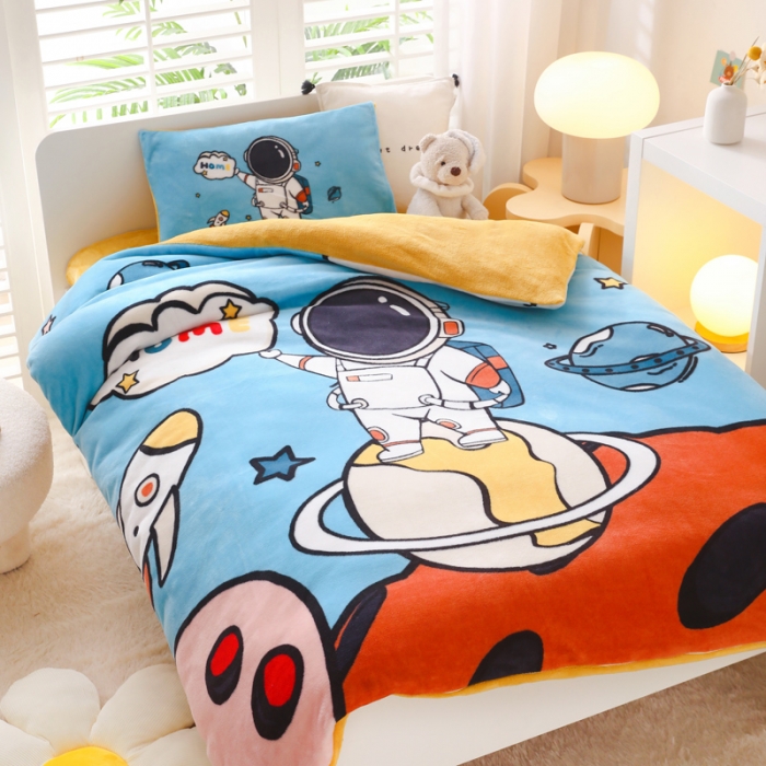 91家纺网 家纺一手货源 找家纺 鱼宝 2022新款大版牛奶绒婴童套件 快乐星球蓝