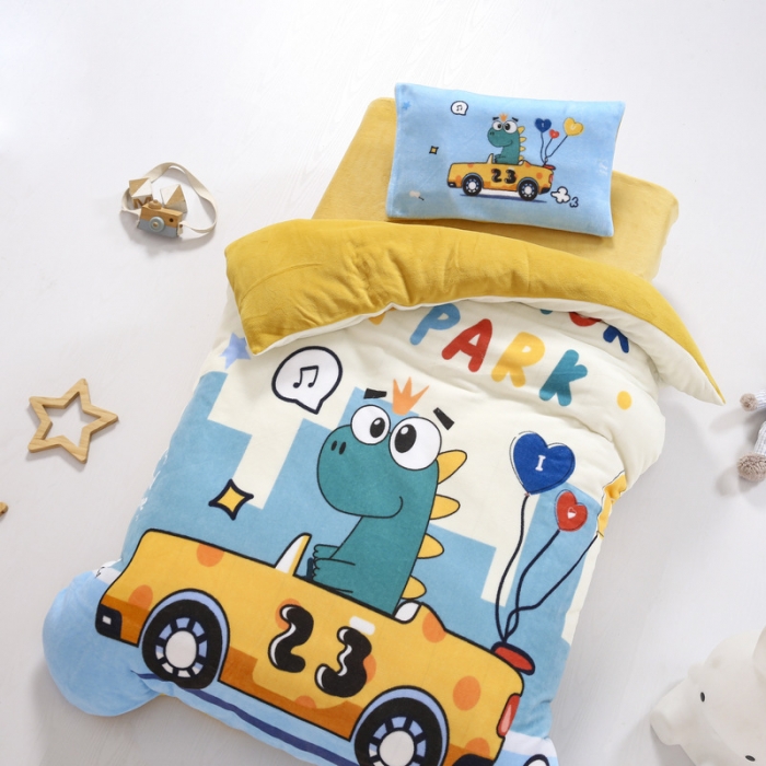 91家纺网 家纺一手货源 找家纺 鱼宝 2022新款大版牛奶绒婴童套件 赛车恐龙