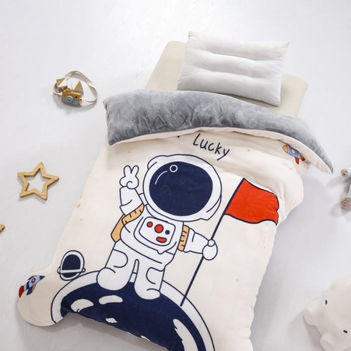 91家纺网 家纺一手货源 找家纺 鱼宝 2022新款大版牛奶绒婴童套件 太空人