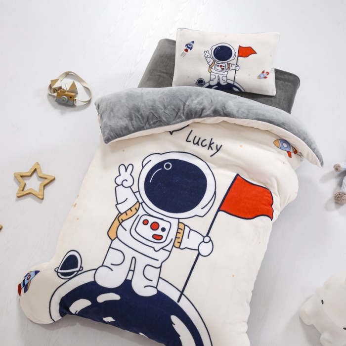 91家纺网 家纺一手货源 找家纺 鱼宝 2022新款大版牛奶绒婴童套件 太空人