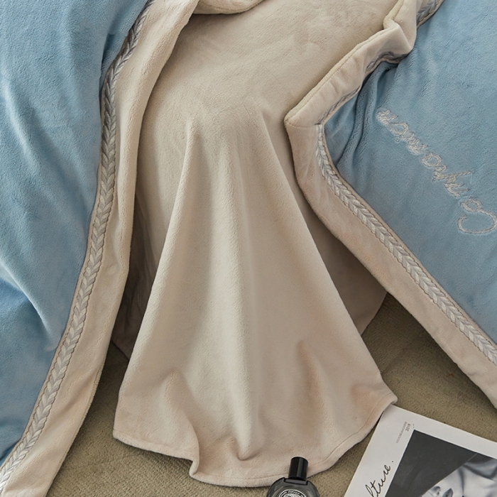 91家纺网 家纺一手货源 找家纺 安妮 新品A类高克重250克升级版牛奶绒四件套-轻颜 莱茵蓝