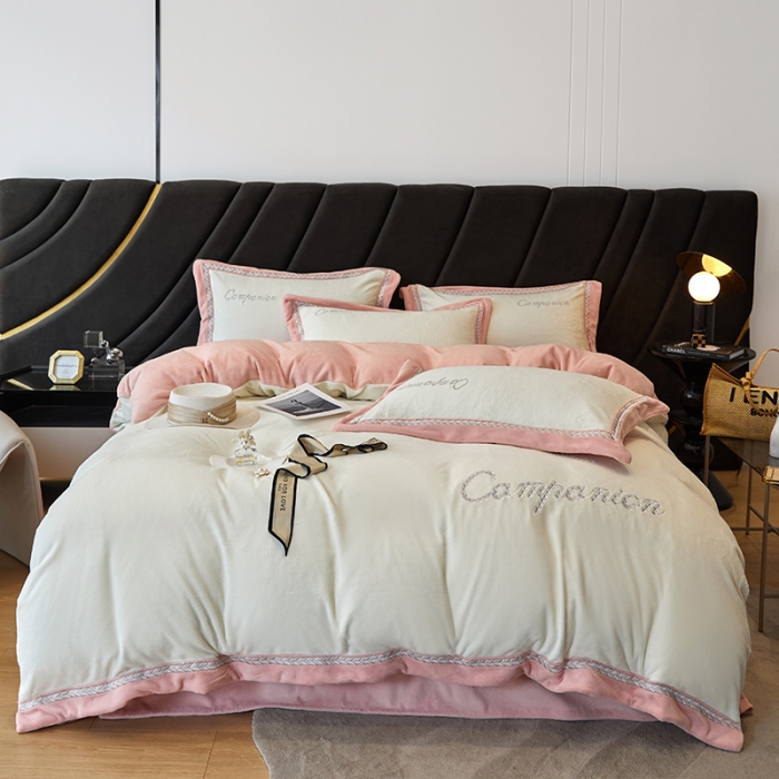 91家纺网 家纺一手货源 找家纺 安妮 新品A类高克重250克升级版牛奶绒四件套-轻颜 奶昔白