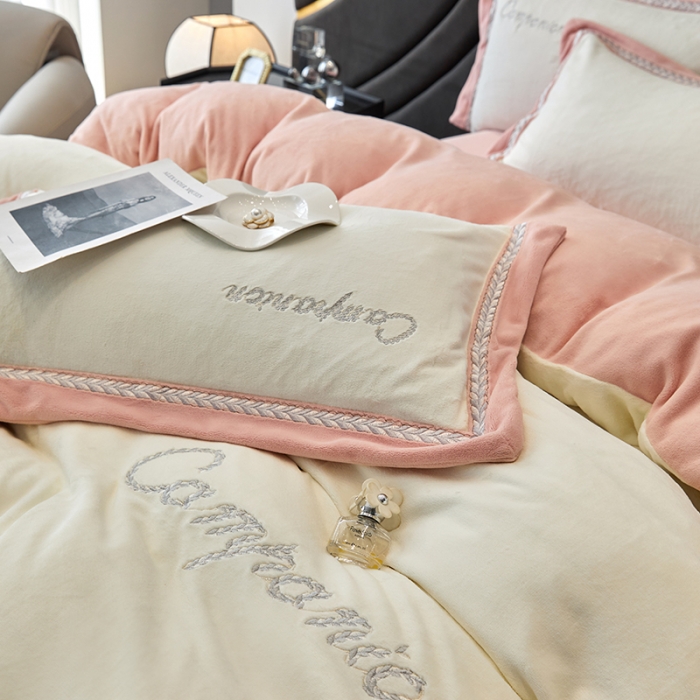 91家纺网 家纺一手货源 找家纺 安妮 新品A类高克重250克升级版牛奶绒四件套-轻颜 奶昔白