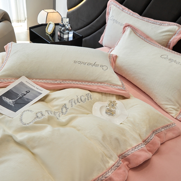 91家纺网 家纺一手货源 找家纺 安妮 新品A类高克重250克升级版牛奶绒四件套-轻颜 奶昔白