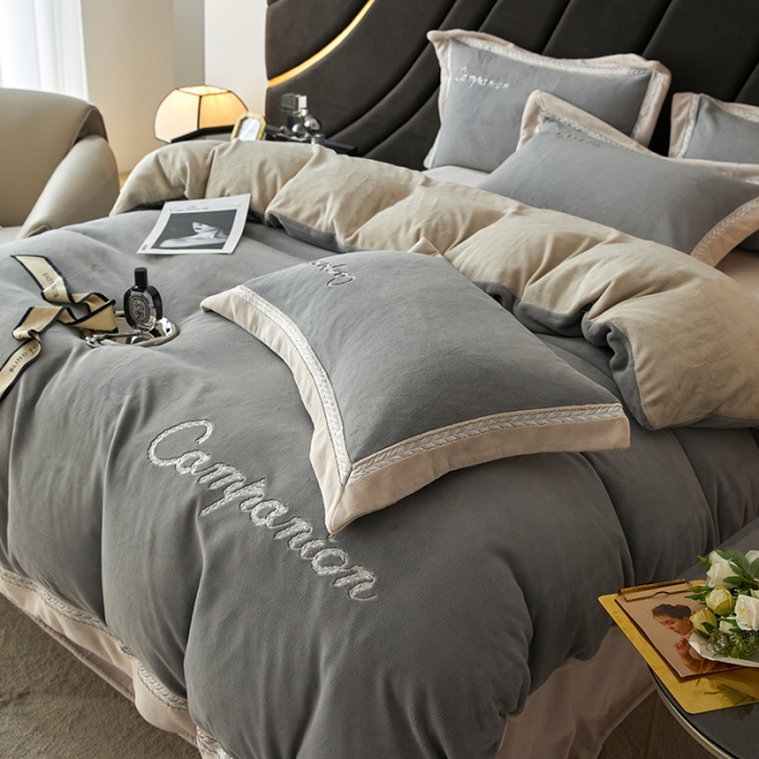 91家纺网 家纺一手货源 找家纺 安妮 新品A类高克重250克升级版牛奶绒四件套-轻颜 英伦灰