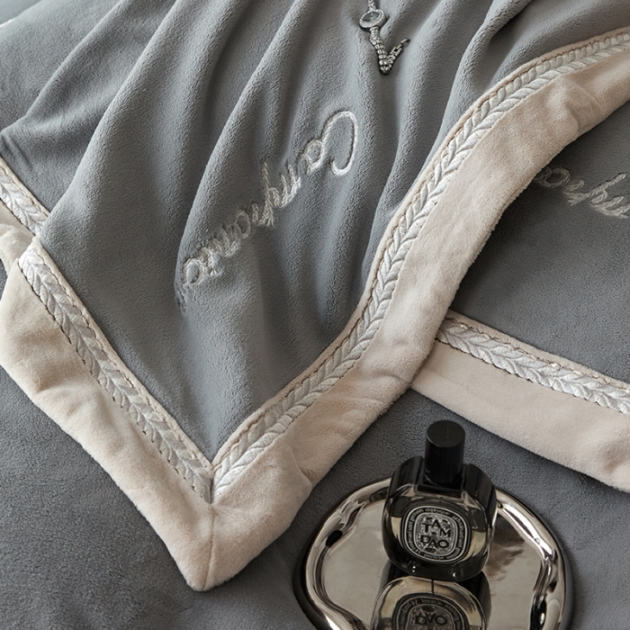 91家纺网 家纺一手货源 找家纺 安妮 新品A类高克重250克升级版牛奶绒四件套-轻颜 英伦灰