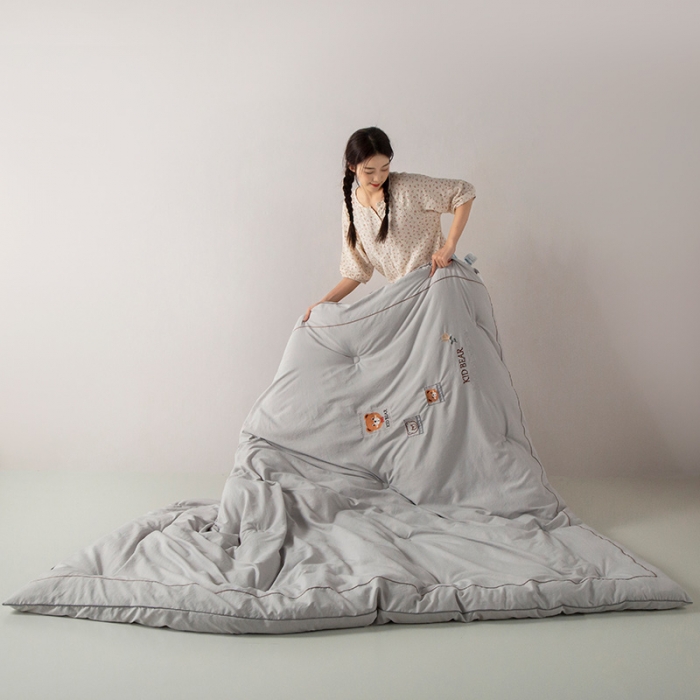 91家纺网 家纺一手货源 找家纺 被靠被 2023新款雅芙棉石墨烯发热被小熊系列 布丁熊-灰