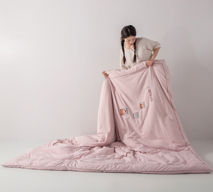 91家纺网 家纺一手货源 找家纺 被靠被 2023新款雅芙棉石墨烯发热被小熊系列 布丁熊-粉