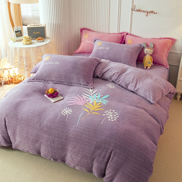 91家纺网 家纺一手货源 找家纺 纽缦 2022新款牛奶绒四件套爱之音系列 爱之音浅紫