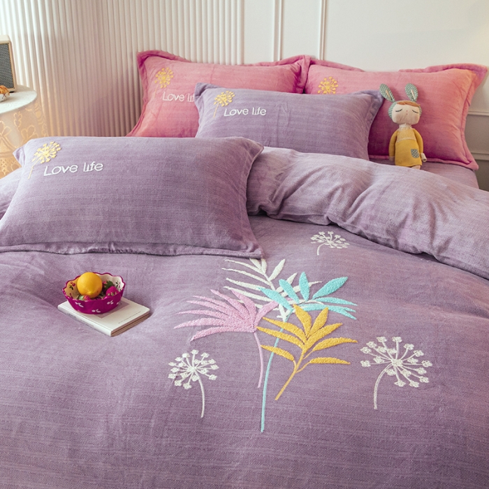 91家纺网 家纺一手货源 找家纺 纽缦 2022新款牛奶绒四件套爱之音系列 爱之音浅紫