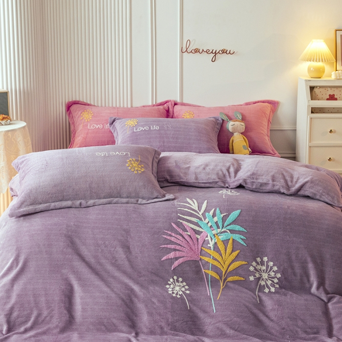 91家纺网 家纺一手货源 找家纺 纽缦 2022新款牛奶绒四件套爱之音系列 爱之音浅紫