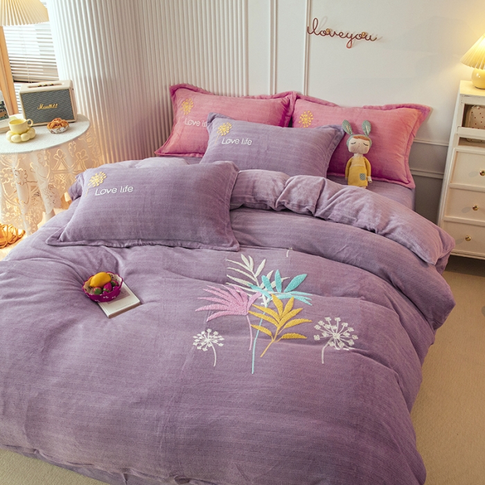 91家纺网 家纺一手货源 找家纺 纽缦 2022新款牛奶绒四件套爱之音系列 爱之音浅紫