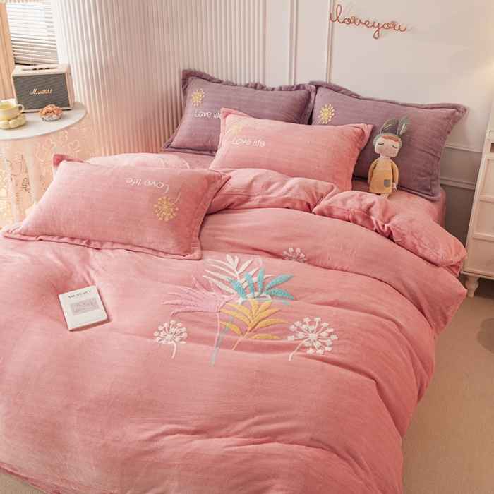 91家纺网 家纺一手货源 找家纺 纽缦 2022新款牛奶绒四件套爱之音系列 爱之音玉色