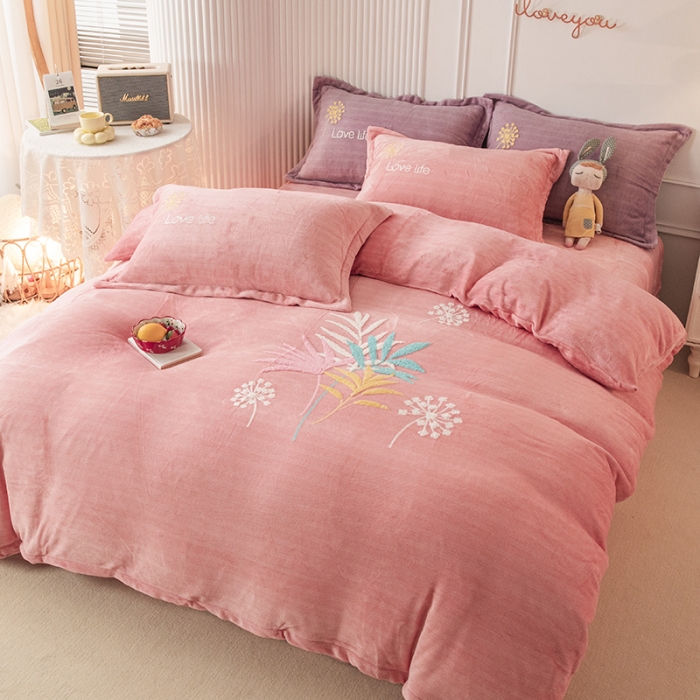 91家纺网 家纺一手货源 找家纺 纽缦 2022新款牛奶绒四件套爱之音系列 爱之音玉色