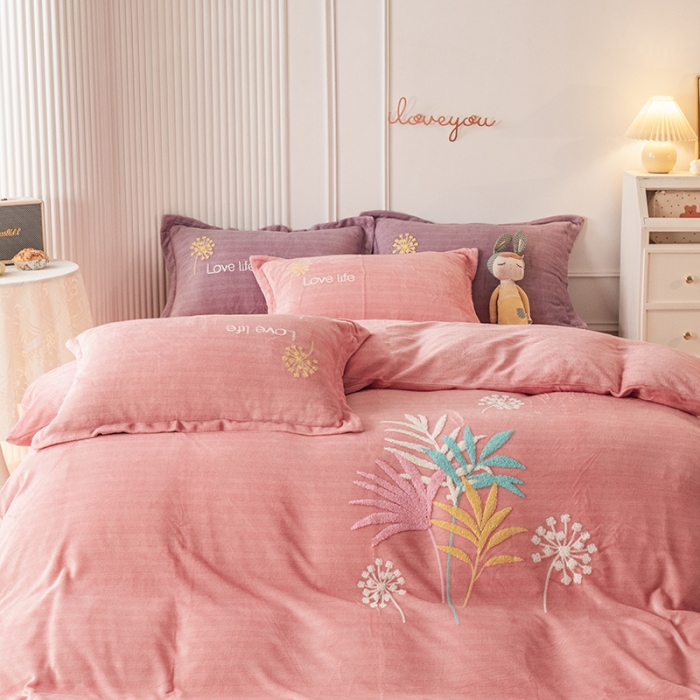 91家纺网 家纺一手货源 找家纺 纽缦 2022新款牛奶绒四件套爱之音系列 爱之音玉色