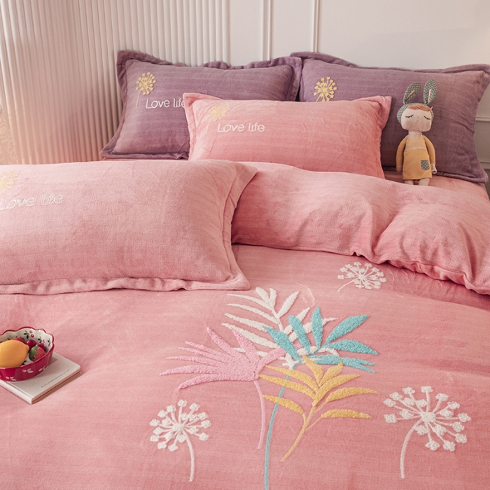 91家纺网 家纺一手货源 找家纺 纽缦 2022新款牛奶绒四件套爱之音系列 爱之音玉色