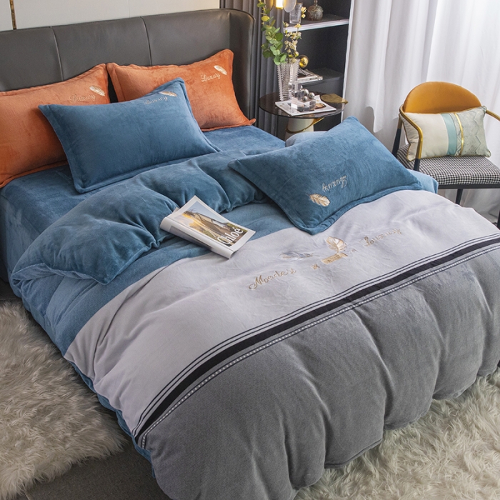 91家纺网 家纺一手货源 找家纺 纽缦 2022新款牛奶绒四件套彩色叶羽系列 彩色叶羽（宾利蓝）