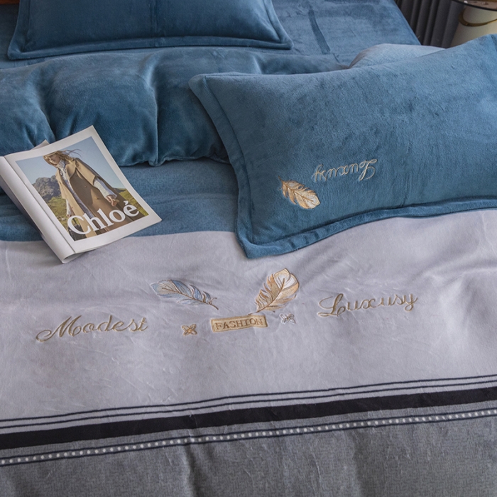91家纺网 家纺一手货源 找家纺 纽缦 2022新款牛奶绒四件套彩色叶羽系列 彩色叶羽（宾利蓝）
