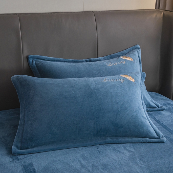 91家纺网 家纺一手货源 找家纺 纽缦 2022新款牛奶绒四件套彩色叶羽系列 彩色叶羽（宾利蓝）