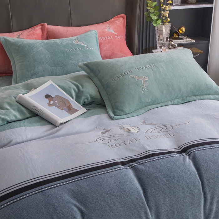 91家纺网 家纺一手货源 找家纺 纽缦 2022新款牛奶绒四件套 鹿有你（优雅蓝绿)