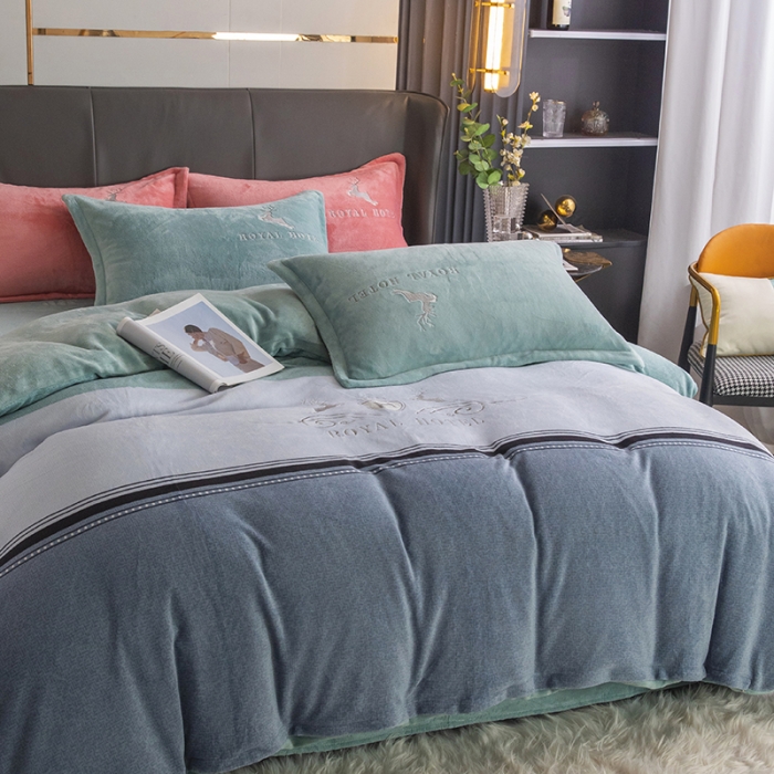 91家纺网 家纺一手货源 找家纺 纽缦 2022新款牛奶绒四件套 鹿有你（优雅蓝绿)