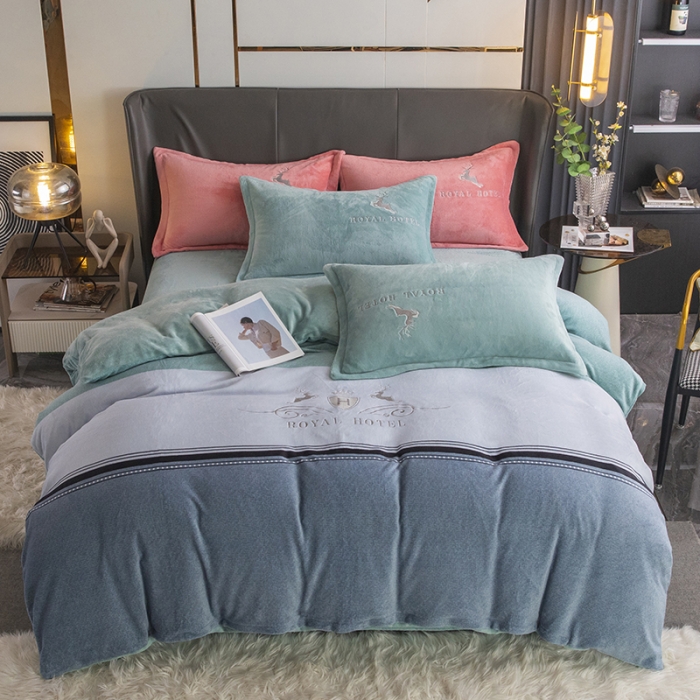 91家纺网 家纺一手货源 找家纺 纽缦 2022新款牛奶绒四件套 鹿有你（优雅蓝绿)