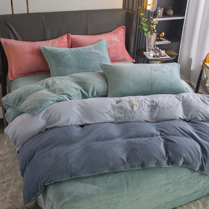 91家纺网 家纺一手货源 找家纺 纽缦 2022新款牛奶绒四件套 鹿有你（优雅蓝绿)