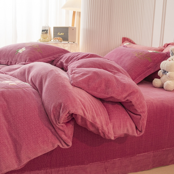 91家纺网 家纺一手货源 找家纺 纽缦 2022新款牛奶绒四件套蝶舞系列 蝶舞豆沙