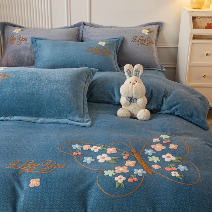 91家纺网 家纺一手货源 找家纺 纽缦 2022新款牛奶绒四件套蝶舞系列 蝶舞湖蓝