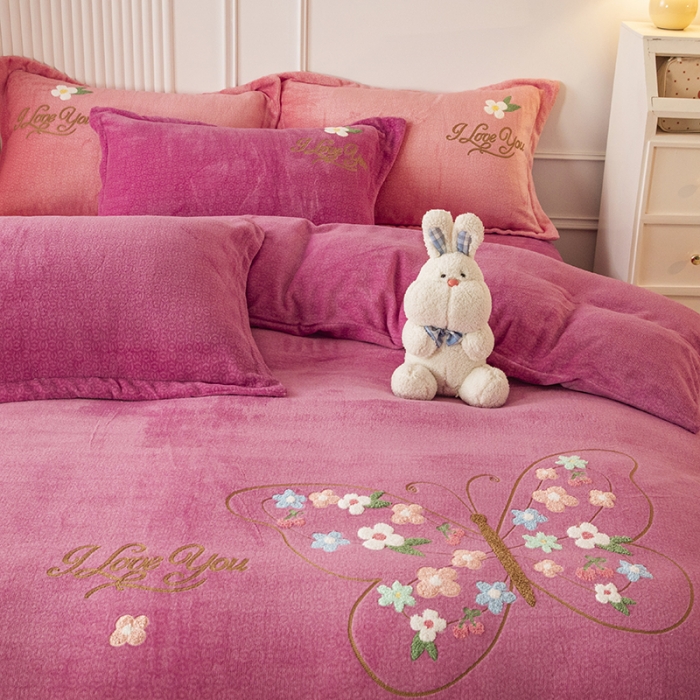 91家纺网 家纺一手货源 找家纺 纽缦 2022新款牛奶绒四件套蝶舞系列 蝶舞豆沙