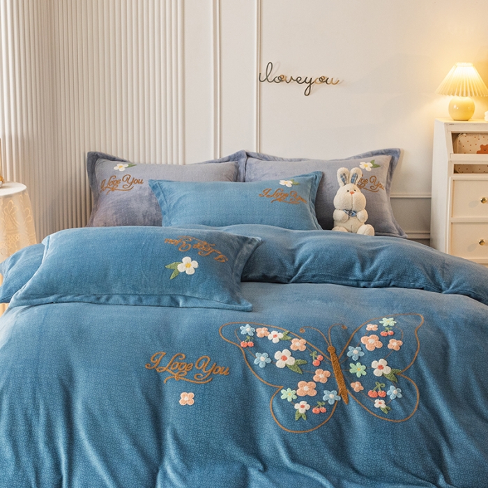 91家纺网 家纺一手货源 找家纺 纽缦 2022新款牛奶绒四件套蝶舞系列 蝶舞湖蓝