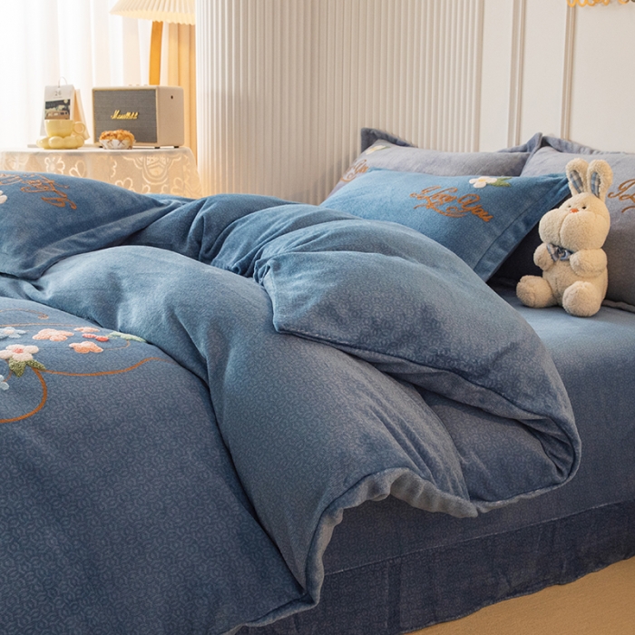 91家纺网 家纺一手货源 找家纺 纽缦 2022新款牛奶绒四件套蝶舞系列 蝶舞湖蓝