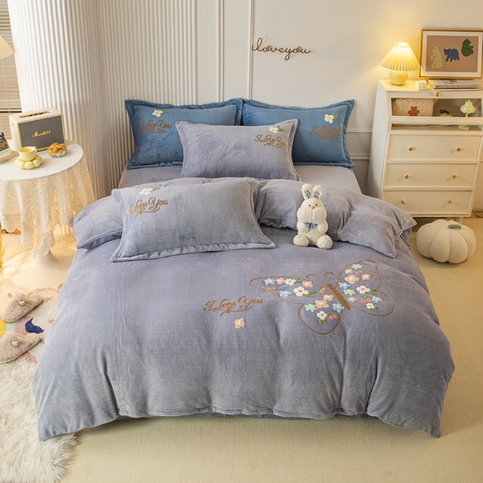 91家纺网 家纺一手货源 找家纺 纽缦 2022新款牛奶绒四件套蝶舞系列 蝶舞灰色