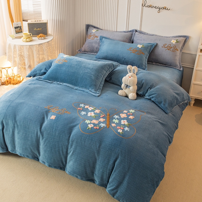 91家纺网 家纺一手货源 找家纺 纽缦 2022新款牛奶绒四件套蝶舞系列 蝶舞湖蓝