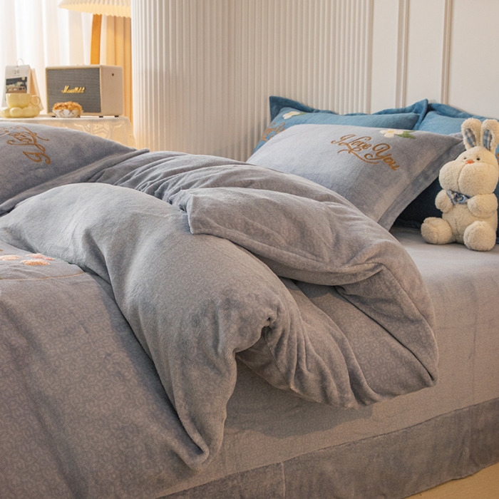 91家纺网 家纺一手货源 找家纺 纽缦 2022新款牛奶绒四件套蝶舞系列 蝶舞灰色