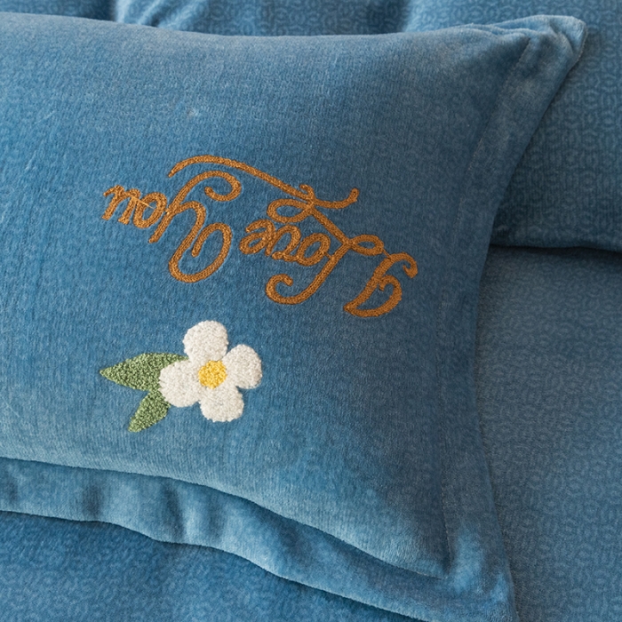 91家纺网 家纺一手货源 找家纺 纽缦 2022新款牛奶绒四件套蝶舞系列 蝶舞湖蓝